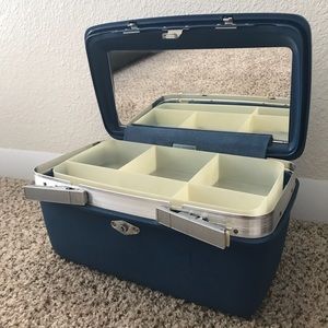 Royal Traveller (key) carry-on train case luggage